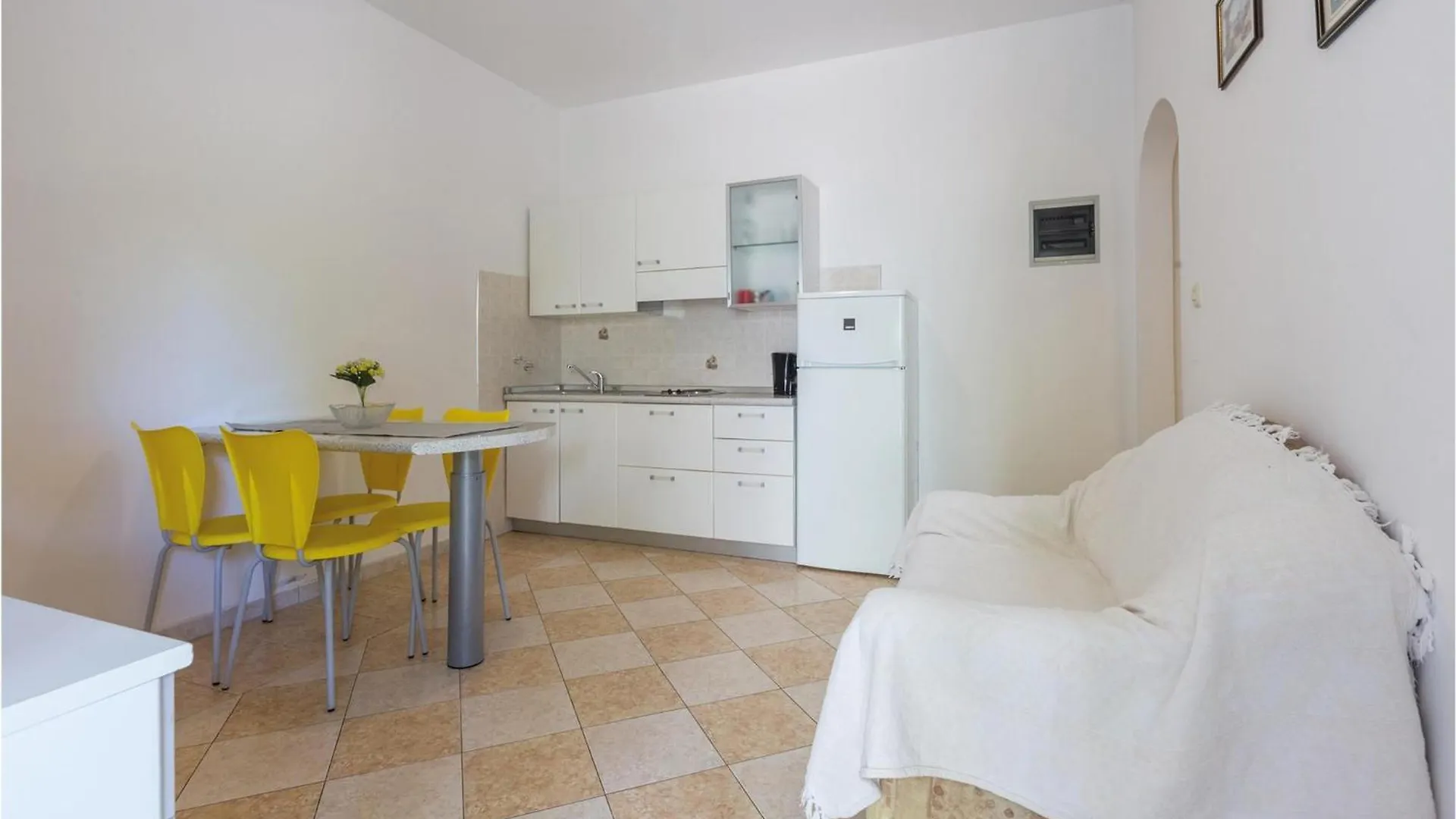2 Bedroom Beautiful Apartment In Πόρετς Κροατία