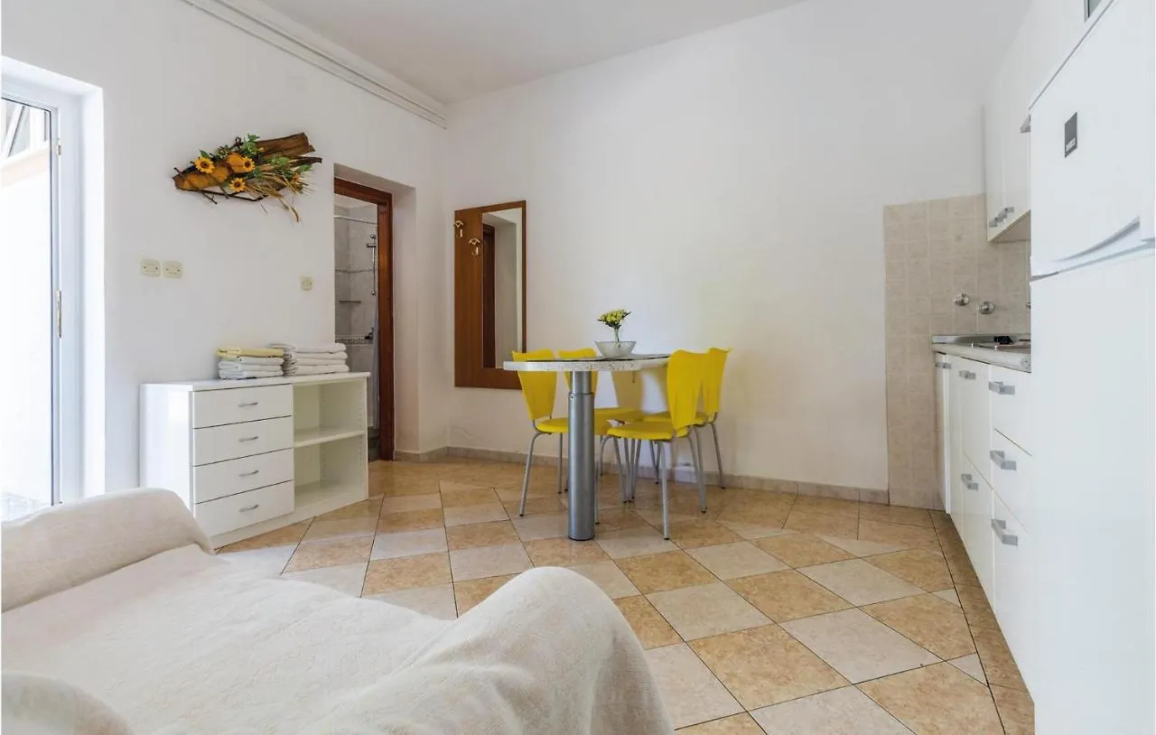 2 Bedroom Beautiful Apartment In Porec