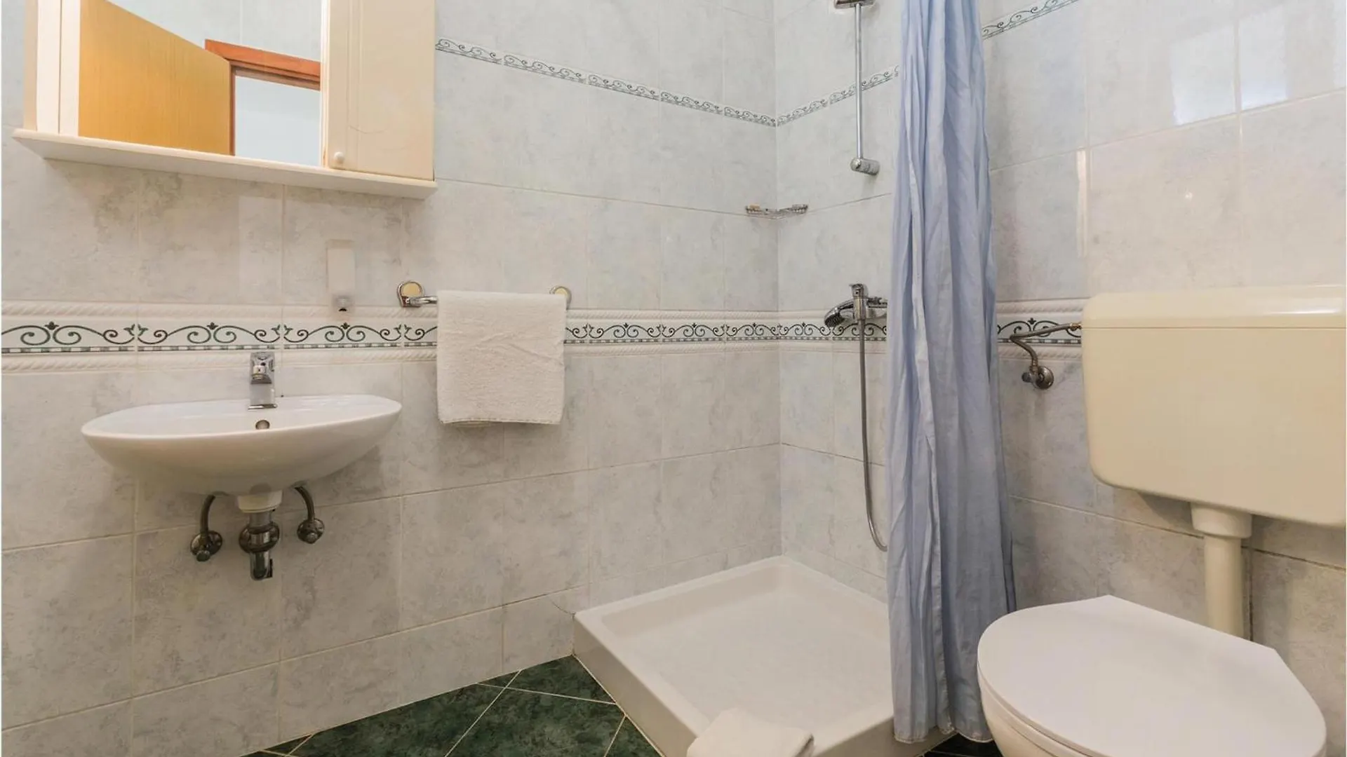 2 Bedroom Beautiful Apartment In Porec